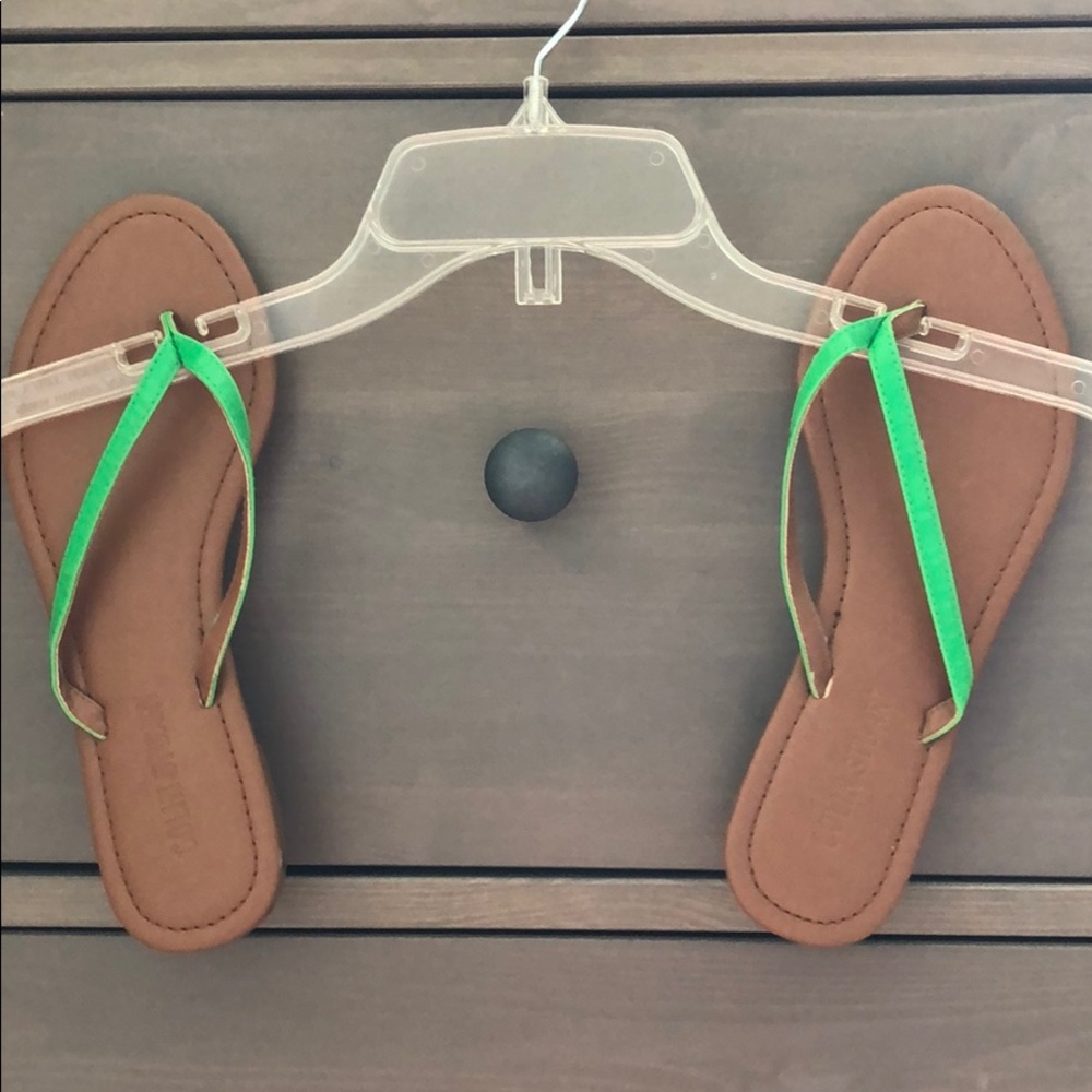 Leather flip flops w/green accent